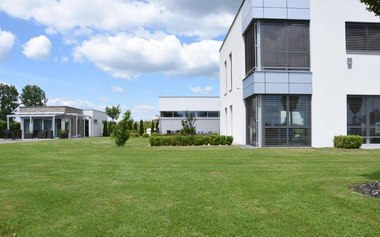Hotel Harmony Medical & Wellness-free Parking, 1,8km From The Center Kromeriz